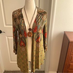 Women’s cardigan. Necklace not included. Size Lg.